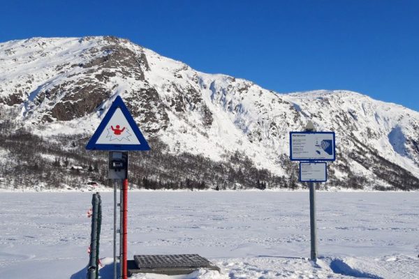 Skilt-ved-dam-vinter